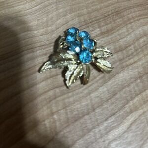 VINTAGE GOLD TONE BABY BLUE RHINESTONE PIN BROOCH